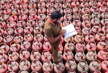 સિલિન્ડર સંકટ વચ્ચે કેન્દ્ર સરકારની ઓફર, LPGમાંથી PNGમાં શિફ્ટ થશો તો મળશે ફ્રી ગેસ | government png…