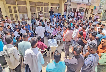 ખેડા જિલ્લાના ગ્રામ્ય વિસ્તારની પાટીદાર યુવતીને પરત આપવા માટે સમાજની બેઠક | Community meeting to ret…