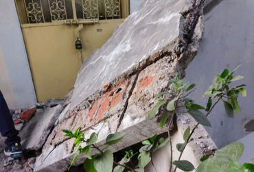 ડભોઇરોડ અને હરણીમાં બે ઇમારતોની છત ધરાશાયીઃઅંબિકાધામ ફ્લેટ્સમાં ફસાયેલા પરિવારોનું રેસ્ક્યુ | parts …