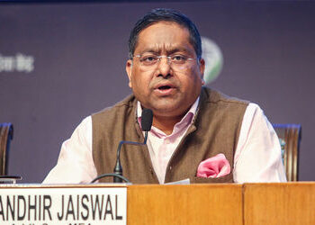 પહેલા અમેરિકામાં હિન્દુ મંદિરો પર થતાં હુમલા પર ધ્યાન આપો: USCIRF રિપોર્ટ પર ભારતનો જવાબ | India Rej…