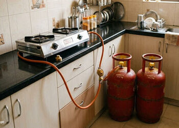 ઘરમાં એક સમયે કેટલા ગેસ સિલિન્ડર રાખી શકાય? નિયમો તોડનારાને ખાવી પડશે જેલની હવા | How many lpg cylin…