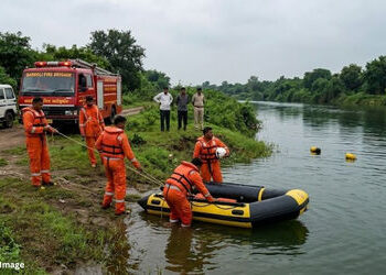 સુરત: બારડોલીના ઉતારા ગામે કરૂણાંતિકા, મીંઢોળા નદીમાં નાહવા પડેલા 2 યુવકોના ડૂબી જતાં મોત | Surat: T…