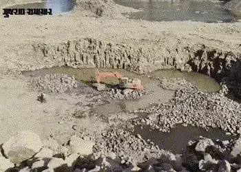 VIDEO | સુરેન્દ્રનગર: સાયલામાં ગેરકાયદે ચાલતી ખાણોમાં પોલીસના દરોડા, એક્સપ્લોઝિવનું મોટું નેટવર્ક ઝડ…