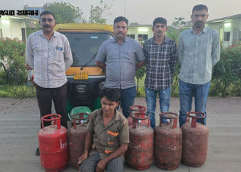 LPGની અછત વચ્ચે અમદાવાદમાં ગેસ રિફિલિંગનું કૌભાંડ ઝડપાયું, પોલીસે દરોડા પાડી ડિલિવરી બોયને રંગે હાથે…
