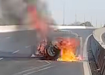 ખંભાત થી દર્શન કરી સુરત પરત જતી રિક્ષામાં આગ લાગતાં કૂદી પડેલા બે જણાને ઇજા | fire caught in ricksha…