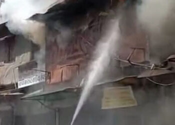 વર્ષ-૨૦૦૨માં ૮૦ દુકાનમાં આગ લાગી હતી, રેવડી બજારની ૩૦ દુકાનો આગમાં ખાખ,કાપડ, પ્લાસ્ટિકનો જથ્થો બળ્યો…