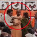 VIDEO: ભાજપના કાર્યાલયમાં થપ્પડ કાંડ… મહિલાએ કૉલર પકડી નેતાને લાફો ઝીંક્યો | up maharajganj bjp of…