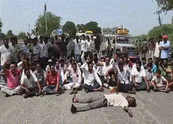 છોટા ઉદેપુર: બોડેલી-કવાંટ રોડ પર 20 ગામના લોકોનો ચક્કાજામ, તંત્રને જગાડવા કલાકો સુધી રામધૂન બોલાવી |…