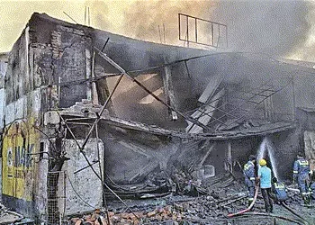 ઓઈલના ગોડાઉનમાં મધરાતે ભીષણ આગ ઃ કરોડો રૃપિયાનો મુદ્દામાલ ખાખ | Massive fire breaks out in oil godow…