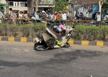 અમદાવાદમાં CTM પાસે BRTS ટ્રેકમાં મોપેડ ચાલકની બસ સાથે ટક્કર, 60 ફૂટ સુધી ઢસડાતા યુવકનું મોત | Ahmed…