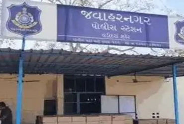 વડોદરામાં જવાહરનગર પોલીસની હદમાં ખુલ્લેઆમ ચાલતા બાર ઉપર SMCનો દરોડો, સૂત્રધાર સહિત 13 પકડાયા | SMC r…