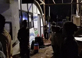 ત્રણ કલાક સુધી લાઇટો નહીં આવતા MGCVLની કારેલીબાગ ઓફિસ ખાતે લોકોનો મધરાતે હોબાળો | People create stir…