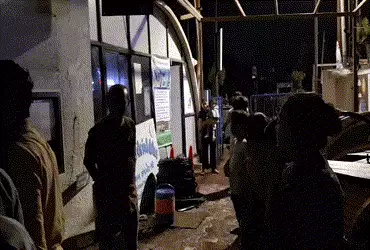 ત્રણ કલાક સુધી લાઇટો નહીં આવતા MGCVLની કારેલીબાગ ઓફિસ ખાતે લોકોનો મધરાતે હોબાળો | People create stir…