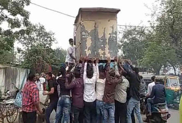 વડોદરા શહેરમાં ‘વન ડે, વન રોડ’ની કામગીરીમાં પાંચ ટ્રક ભરી સામાન જપ્ત | Five trucks full of goods sei…