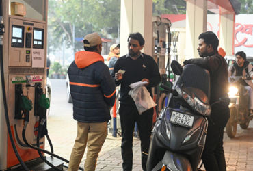 મોંઘવારીનો ‘પ્રીમિયમ’ ઝટકો: ભારતમાં પ્રીમિયમ પેટ્રોલના ભાવમાં રૂ. 2.35 સુધીનો વધારો! | BIG NEWS Prem…