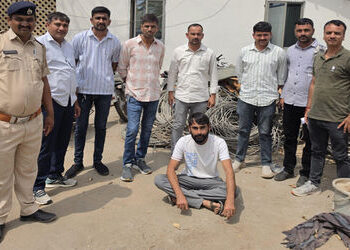 લીંબડીના રાસકામાં થાંભલા પરથી વાયરની ચોરી કરનાર તસ્કર ઝડપાયો | Smuggler caught stealing wire from po…