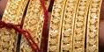 ભરચક લહેરીપુરા ગેટ પાસેનો બનાવ દાન આપવાના નામે બે ગઠિયાઓએ વૃધ્ધાની બે બંગડીઓ સેરવી લીધી | Two mens s…