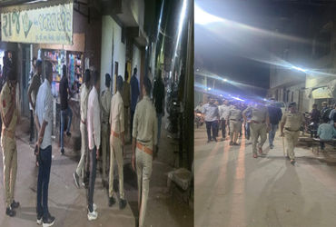 જામનગર શહેરના સંવેદનશીલ વિસ્તારમાં ઈદની પૂર્વી રાત્રે પોલીસ દ્વારા ફૂટ પેટ્રોલિંગ કરાયું | Police co…