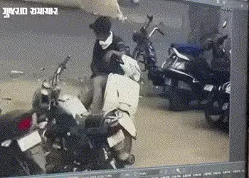 અમદાવાદનો અનોખો વાહનચોર: એક્ટિવામાં પેટ્રોલ પૂરું થાય એટલે રસ્તામાં જ છોડી દેતો, અંતે આરોપી ઝડપાયો …