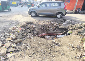 મિલન સિનેમા પાસે ડ્રેનેજ લાઇની ખોદી પુરાણ નહીં કરતા બાઇક ચાલકો પટકાયા | Bikers caught digging and no…