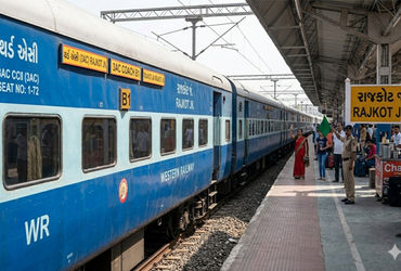 ડબ્બાનો નિર્ણય આડાપાટે! : ઉનાળાના છેક અંત ભાગે 8૮ ટ્રેનમાં 1-1 AC કોચ વધશે | Compartment decision in…