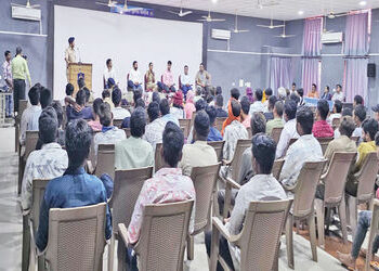 સુરેન્દ્રનગરમાં અરજી મેળામાં 100 થી વધુ અરજદારોની અરજીઓ કરી | More than 100 applicants applied at th…