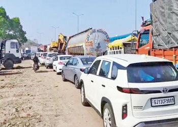 હાઈવે પર ૩ કિમી લાંબો ટ્રાફિક જામ, શ્રદ્ધાળુઓ અને મુસાફરો અટવાયા | 3 km long traffic jam on highway …