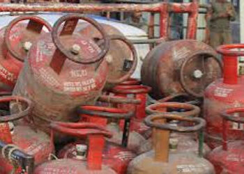 સિલિન્ડરમાથી ગેસની ચોરી કરીને ગ્રાહકો સાથે છેતરપિંડીનું મોટું કૌભાંડ | Gas stolen scam running in Ac…