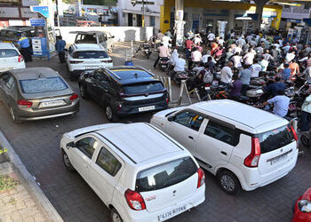 પેટ્રોલ-ડીઝલની તંગીની અફવાથી અફરાતફરી :પંપો પર લાંબી કતારો | Rumors of petrol diesel shortage cause …