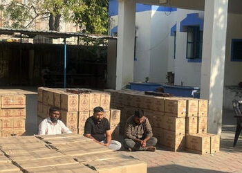 અમદાવાદના દસક્રોઇમાં ચાવલજ ગામના ખેતરમાં SMCની રેડ, વિદેશી દારૂની બોટલો સાથે ત્રણની ધરપકડ | SMC Raid…