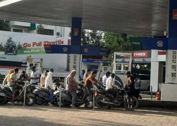 પેટ્રોલ પંપ પર પડાપડી વચ્ચે ગુજરાત સરકારનું ફરમાન: કેન કે બોટલમાં પેટ્રોલ લેવા ગયા તો ખાલી હાથે પાછા…