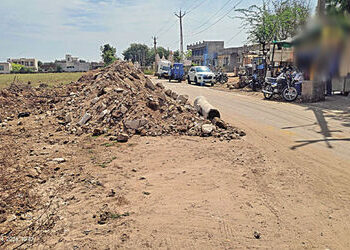 ધ્રાંગધ્રામાં સેવા-સદન સામે ભૂગર્ભ ગટરના અધૂરા કામથી લોકોને હાલાકી | People are suffering due to inc…