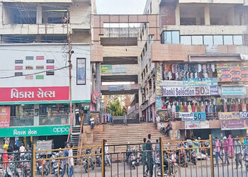 નડિયાદ મહાનગરપાલિકા હસ્તકના સંતરામ નિલયમ કોમ્પ્લેક્સમાં ભાડાપટ્ટો પૂર્ણ થયો હોવા છતાં તંત્ર મૌન | De…