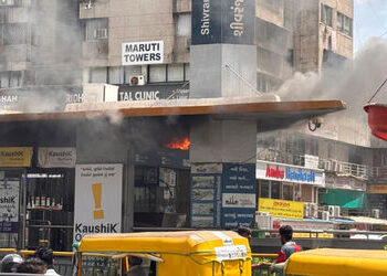 અમદાવાદ: શિવરંજની BRTS બસ સ્ટેન્ડમાં લાગી આગ, ચાર રસ્તા પર ટ્રાફિક જામ સર્જાયો | Fire breaks out at …
