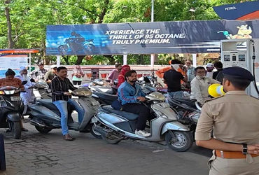 વડોદરા શહેરના તમામ પેટ્રોલ પંપો પર આજે બુધવારે સવારથી સ્થિતિ સામાન્ય થઈ : લાઈનો ગાયબ | The situation…