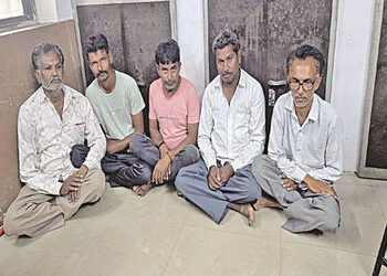 ધ્રાંગધ્રાના ધુ્રમઠ ગામે જાહેરમાં જુગાર રમતા પાંચ શખ્સ ઝડપાયા | Five people caught gambling in publi…