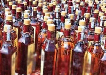 લાકડીઓ વડે કાચ તોડી ગાડી અટકાવી, રૂપિયા 12.08 લાખના વિદેશી દારૂ સાથે બે ઝડપાયા | Car stopped by brea…