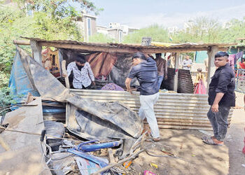 નડિયાદના સંતરામ દેરી રોડ ઉપર છથી વધુ કાચા મકાનો જમીનદોસ્ત | More than six mud houses razed to the gr…