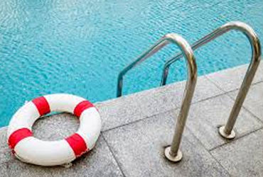 બંધ બંગલાના સ્વિમિંગ પુલમાં ડૂબી જતાં B-Tech.ના છાત્રનું મોત | B Tech student dies after drowning in…