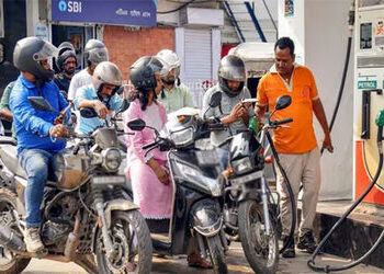 પેટ્રોલ-ગેસની અછત માત્ર અફવા વચ્ચે 60 દિવસનો સ્ટોક હોવાનો સરકારનો દાવો | Government claims to have 6…