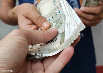 ગુજરાતમાં સરકારી કર્મચારીઓની ગેરરીતિ વધી, 1867ને જુદી જુદી સજા, 5 વર્ષમાં 30% કેસ વધ્યાં | 1867 Offi…