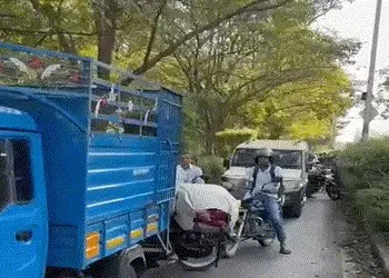 સુરત મ્યુનિ. કમિશનર રસ્તા પર ઉતર્યા : BRTS કોરિડોરમાં વાહન ચલાવતા વાહન ચાલકોને પાઠ ભણાવ્યો | Surat M…