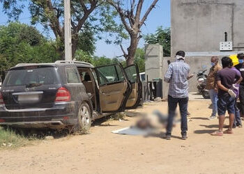 અમદાવાદના સરખેજમાં બંધ ગાડીમાંથી અજાણ્યા શખસનો મૃતદેહ મળ્યો, હાથ પર કોમલ-મિલન લખેલું ટેટૂ | Ahmedaba…