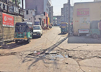 નડિયાદમાં ગટર પાસેના ખાડામાં વાહન સાથે આધેડ ખાબકતા મોત | Middle aged man dies after vehicle falls in…