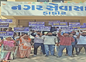 ડાકોર પાલિકાના સફાઇ કામદારોની અચોક્કસ મુદતની હડતાલ | Dakor Municipality sanitation workers go on ind…