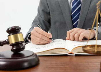 મા -બાપ વચ્ચેનો વિવાદ કોર્ટમાં પહોંચ્યો: વડોદરાની નામાંકિત સ્કૂલે બે છોકરીઓના નામ બદલી નાખ્યા | Disp…