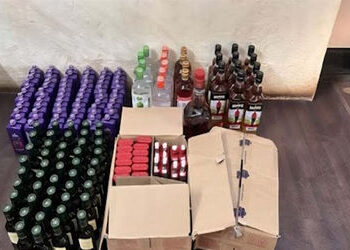 જામનગરમાં એક રહેણાક મકાન પર પોલીસનો દારૂ અંગે દરોડો: ઇંગલિશ દારૂ પકડાયો, આરોપી ફરાર | Police raid a …