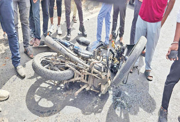 વડાલા પાટિયા પાસે આઈશરની અડફેટે બાઈક સવાર પિતા અને બે પુત્રોના મોત | Father and two sons riding a bi…