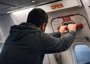 ચાલુ ફ્લાઇટે દરવાજો ખોલવા પ્રયાસ ભૂતે આવુ કરાવ્યાનો આરોપીનો દાવો | Accused claims he was tricked int…