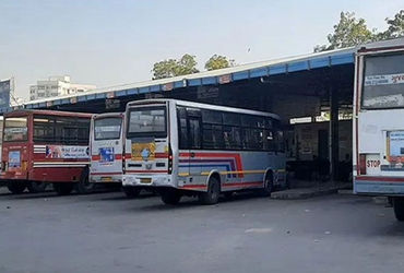 ગુજરાત ST નિગમ દેવાદાર, 4000 કરોડથી વધુની ખોટ, ખાનગી ટ્રાવેલ્સ-વાહનોનો દબદબો! | Gujarat ST in Financ…